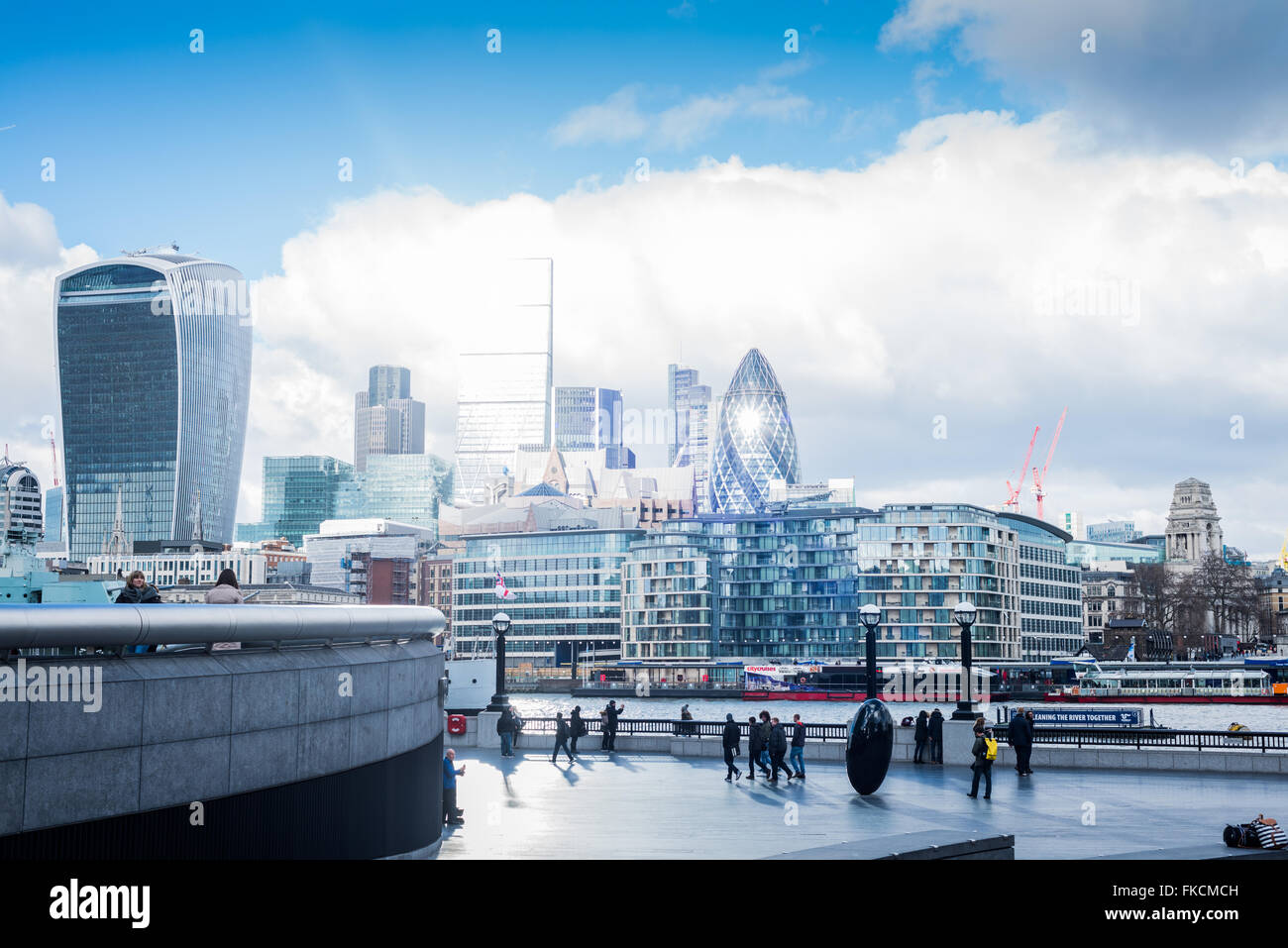 Il quartiere finanziario come osservata attraverso il fiume Tamigi, REGNO UNITO Foto Stock