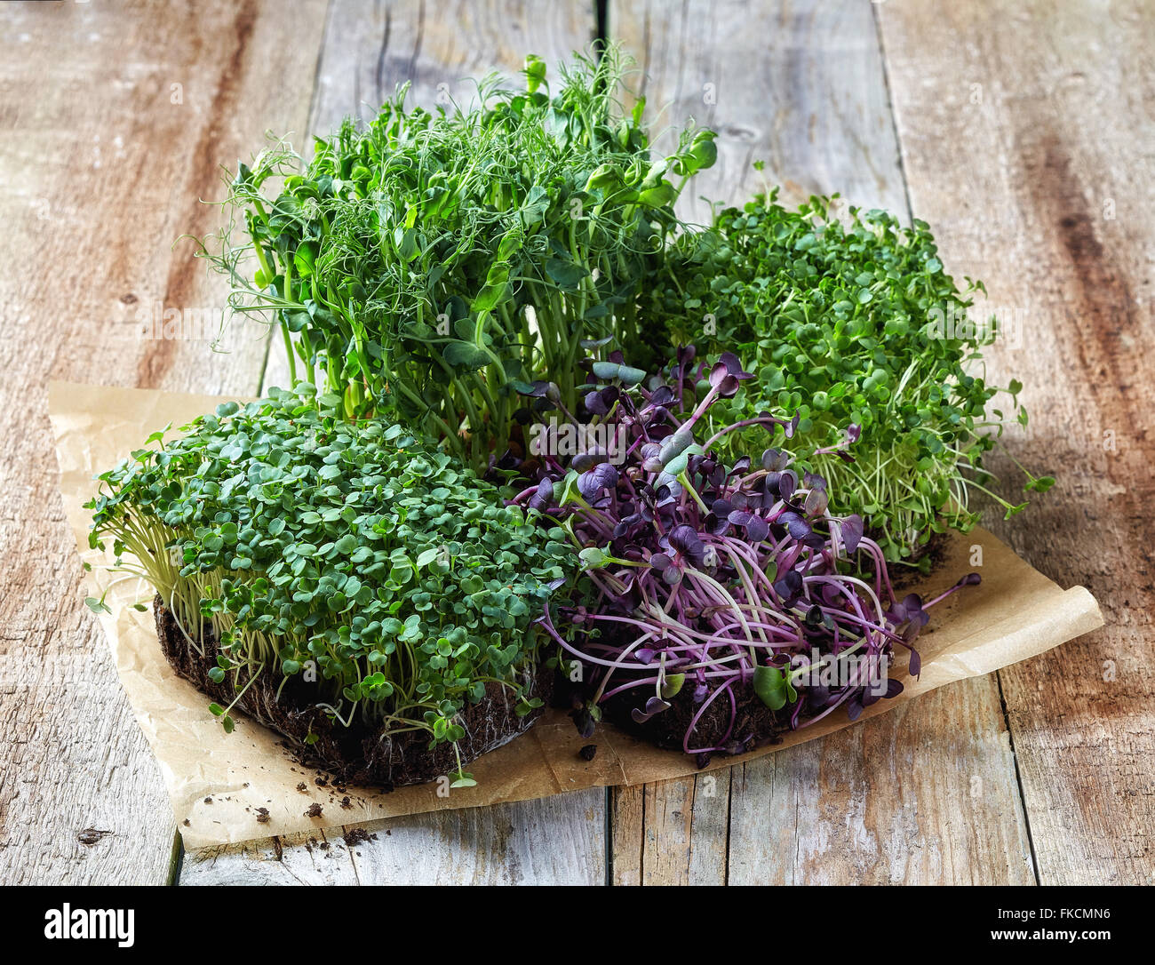 Fresco verde piselli, broccoli e rucola germoglio sul tavolo di legno, vista dall'alto Foto Stock