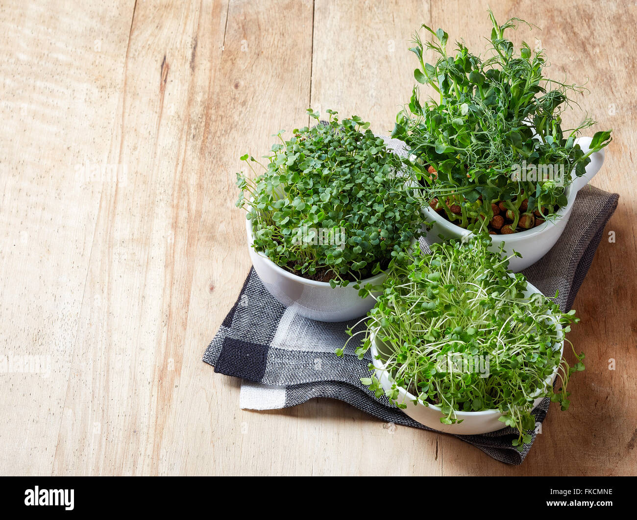 Fresco verde piselli, broccoli e rucola psrout sul tavolo di legno Foto Stock