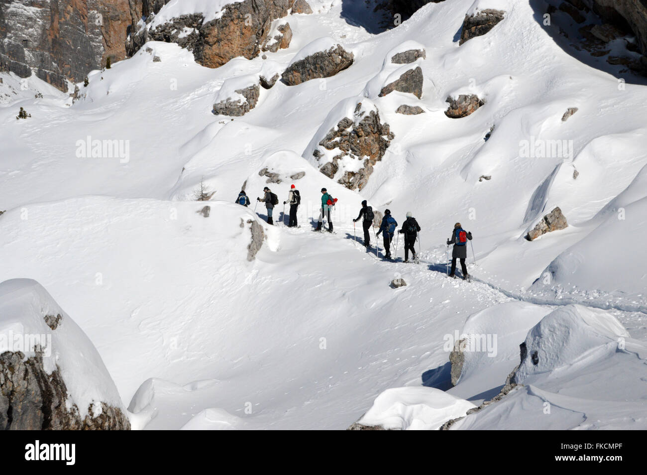 Gruppo di persone snow shoeing in Cinque Torri Area (le 5 Torri del Falzarego) delle Dolomiti italiane Foto Stock