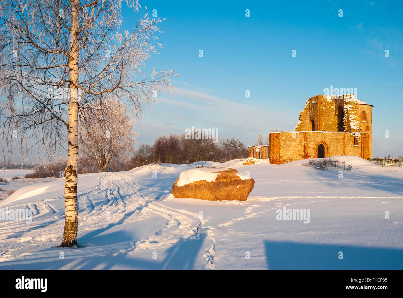 Le rovine della chiesa e la lapide di antico insediamento rurik, Novgorod Oblast Foto Stock