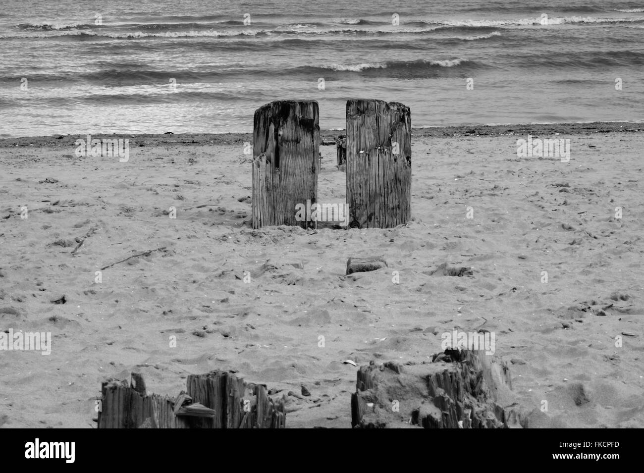 Legno abbandonati struttura sulla spiaggia in una giornata di mare calmo Foto Stock