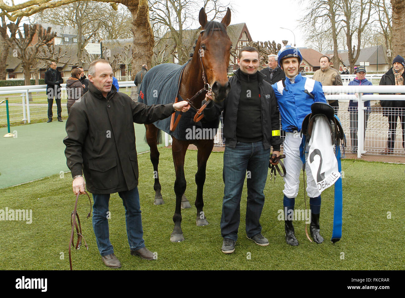 Deauville, Francia. 08 Mar, 2016. Gara 1, Prix de Bacqueville. Vincitore Mutarakem con jockey Aurelien Lemaitre ha e proprietario Regis Barbedette Credito: Azione Sport Plus/Alamy Live News Foto Stock