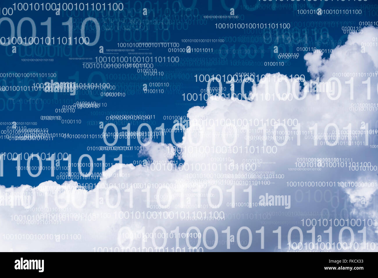 Codice binario e le nuvole in cielo blu Foto Stock