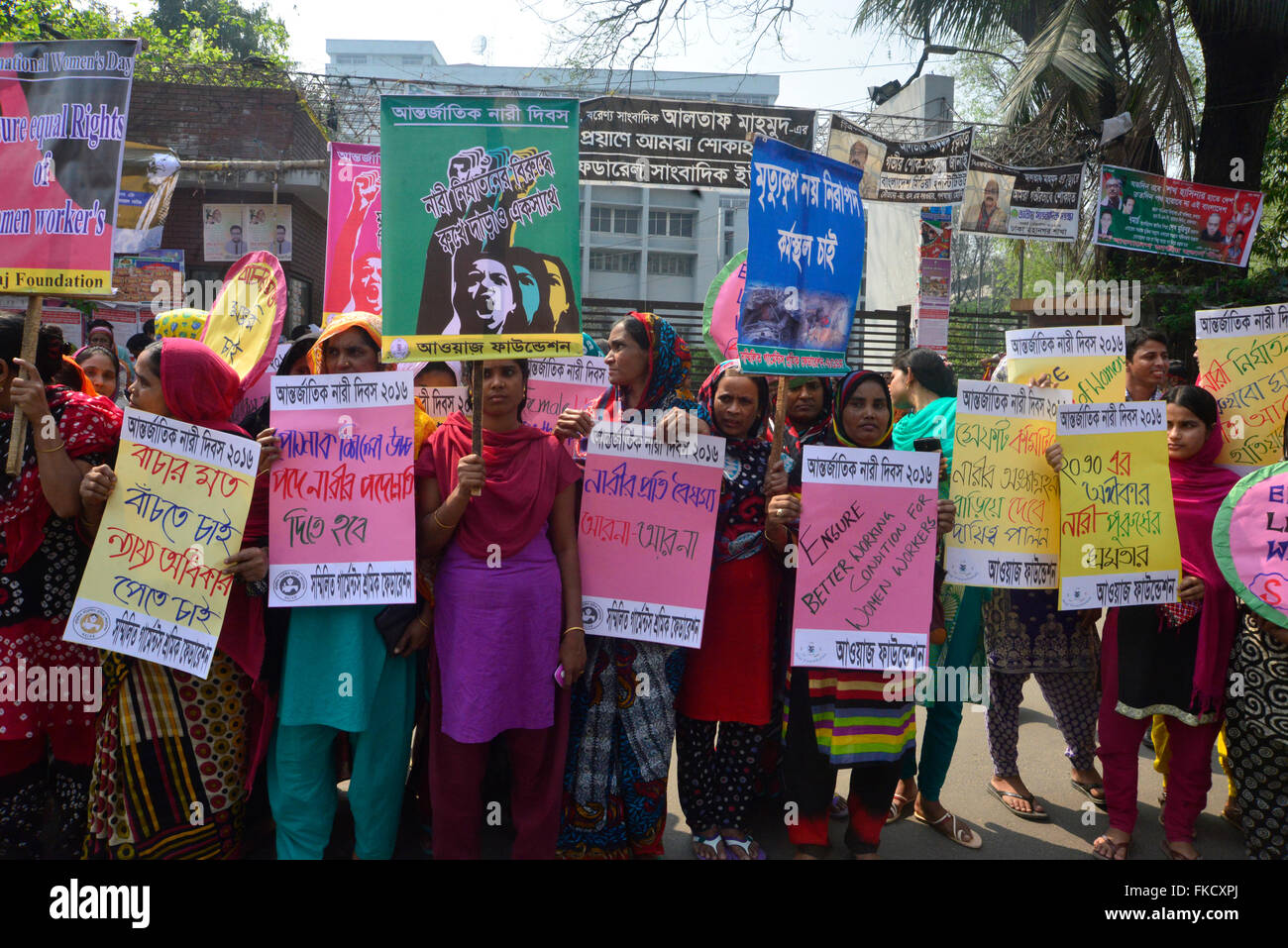 Dacca in Bangladesh. 8 Marzo, 2016. Gli attivisti del Bangladesh e lavoratori di indumento frequentare un rally nella parte anteriore del National Press Club durante la giornata internazionale della donna a Dhaka, nel Bangladesh su 08 Marzo, 2016. Più organizzazione di donne ha chiesto la parità di trattamento, il miglioramento delle condizioni di lavoro le condizioni di sicurezza e di misure volte a combattere la violenza contro le donne. Credito: Mamunur Rashid/Alamy Live News Foto Stock