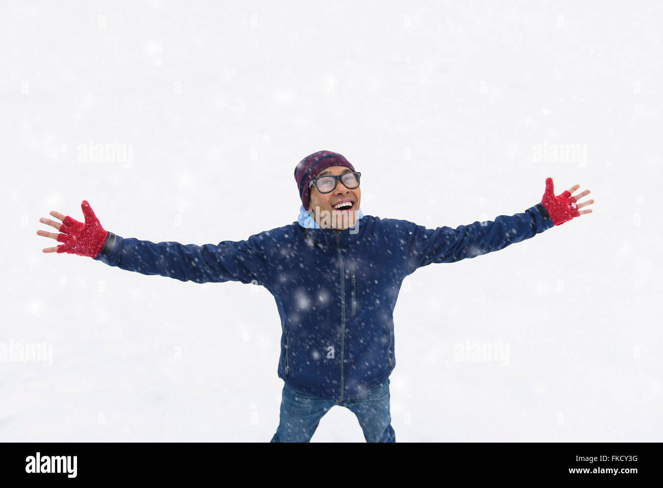 Metà uomo adulto permanente sulla neve Foto Stock