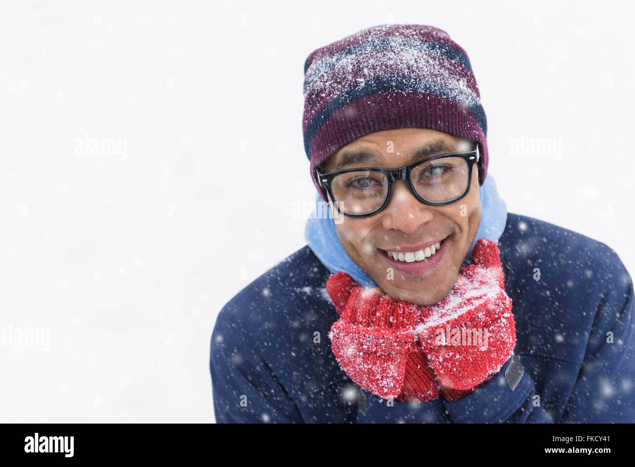Ritratto di metà uomo adulto permanente sulla neve Foto Stock