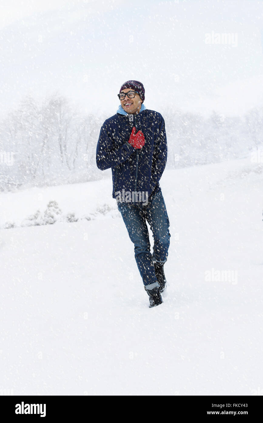 Metà uomo adulto passeggiate sulla neve Foto Stock