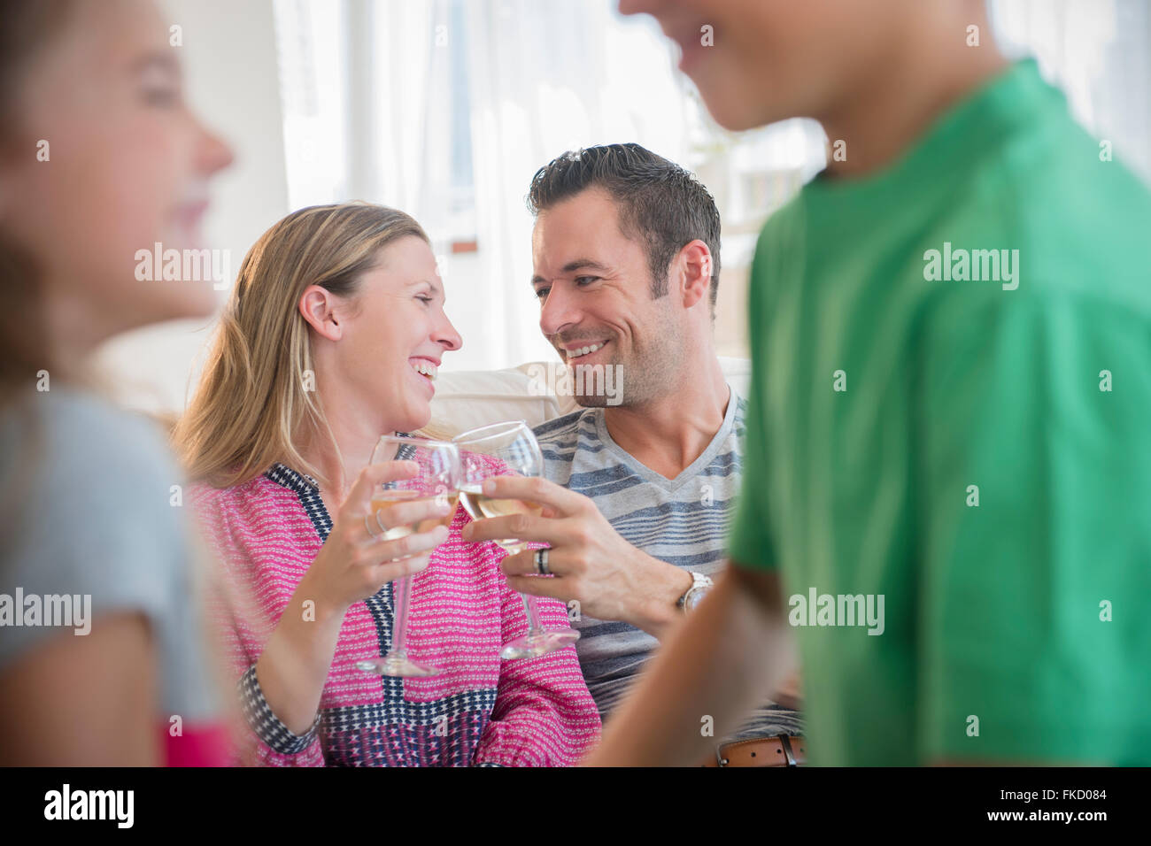 L uomo e la donna seduta sul divano e beve il vino Foto Stock