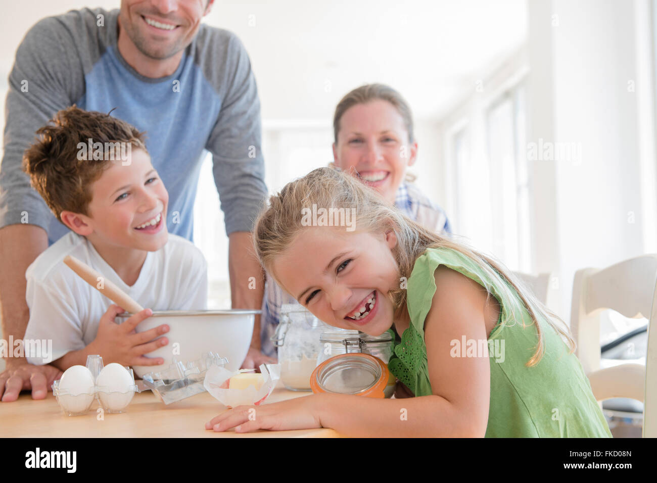 Famiglia con due bambini (6-7, 8-9) preparare il cibo, ridendo Foto Stock