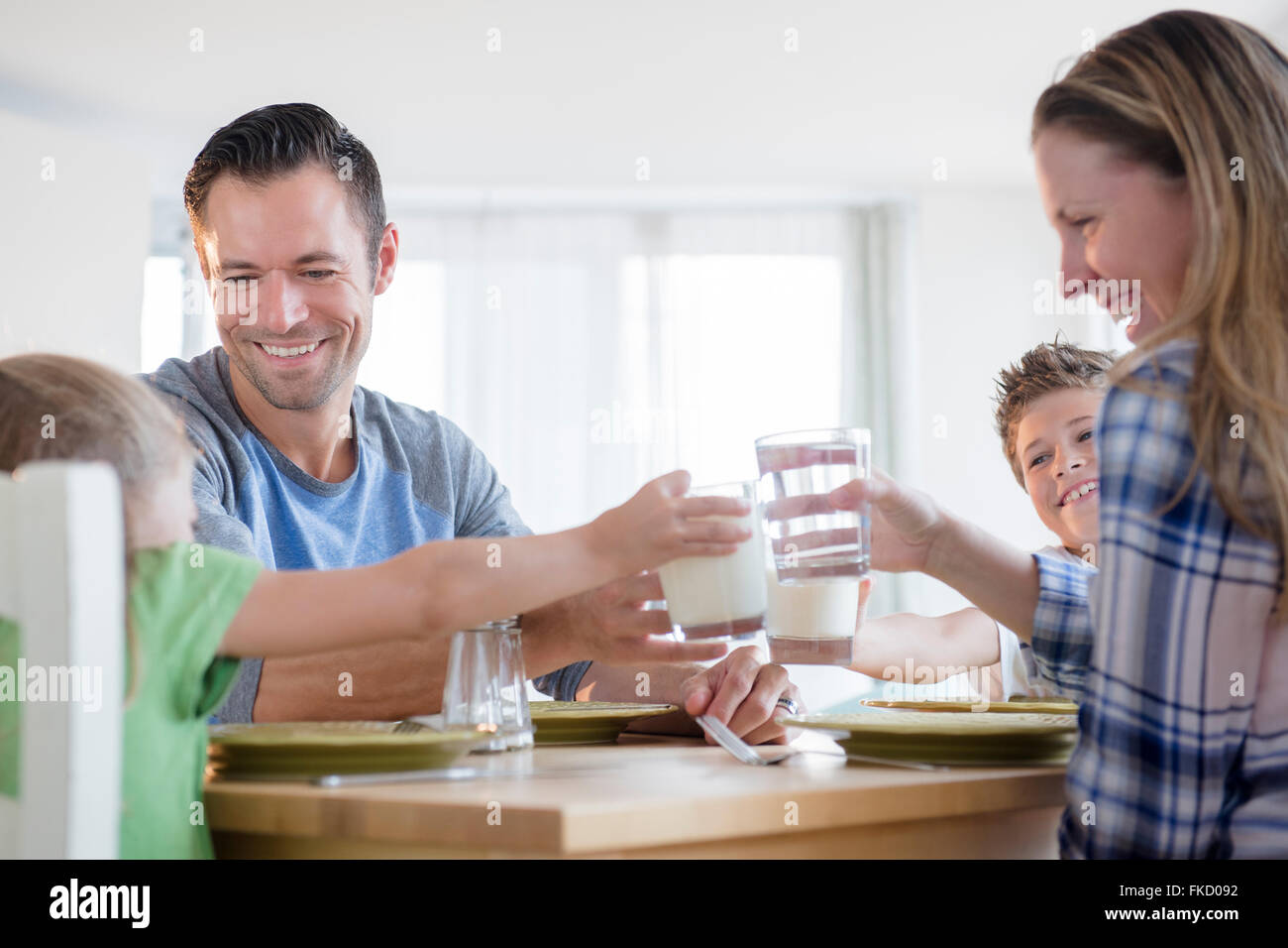 Famiglia con due bambini (6-7, 8-9) facendo un toast Foto Stock