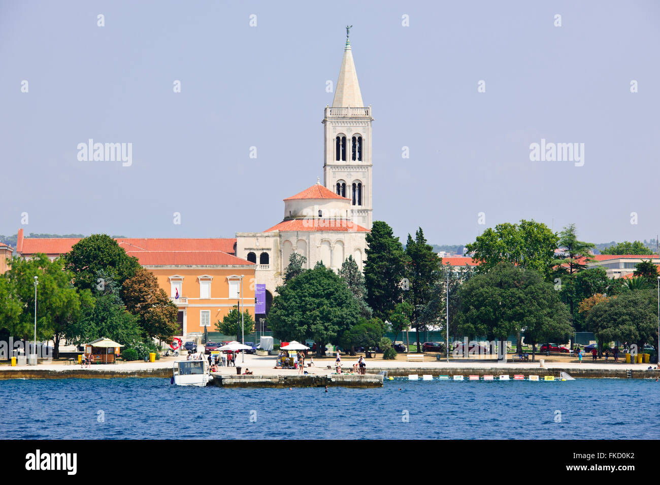 Chiesa di St Donal & Cattedrale Romanica Anastasia e il museo archeologico con campanile,Harbour Bridge,Tramonto,Zadar, Croazia Foto Stock