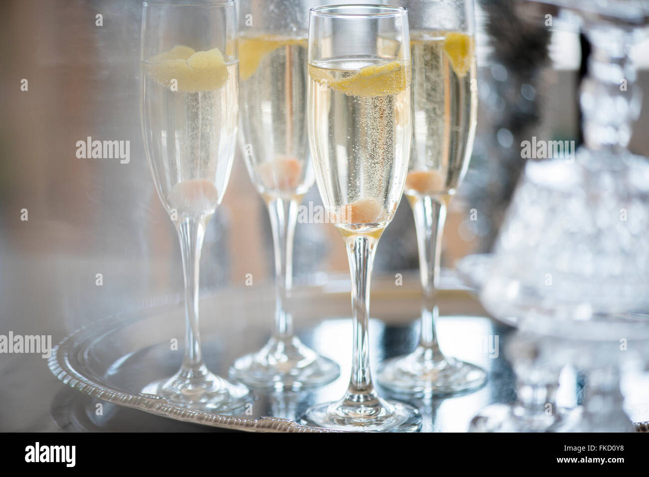 Una bottiglia di champagne in champagne flauti sul vassoio Foto Stock