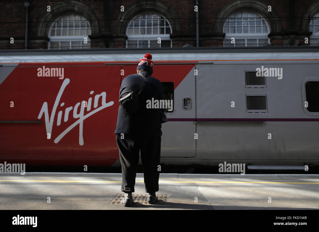 DARLINGTON, County Durham/UK - 2 Marzo 2015 - un appassionato di treno e una Vergine treno a Darlington stazione ferroviaria - Darlington Foto Stock