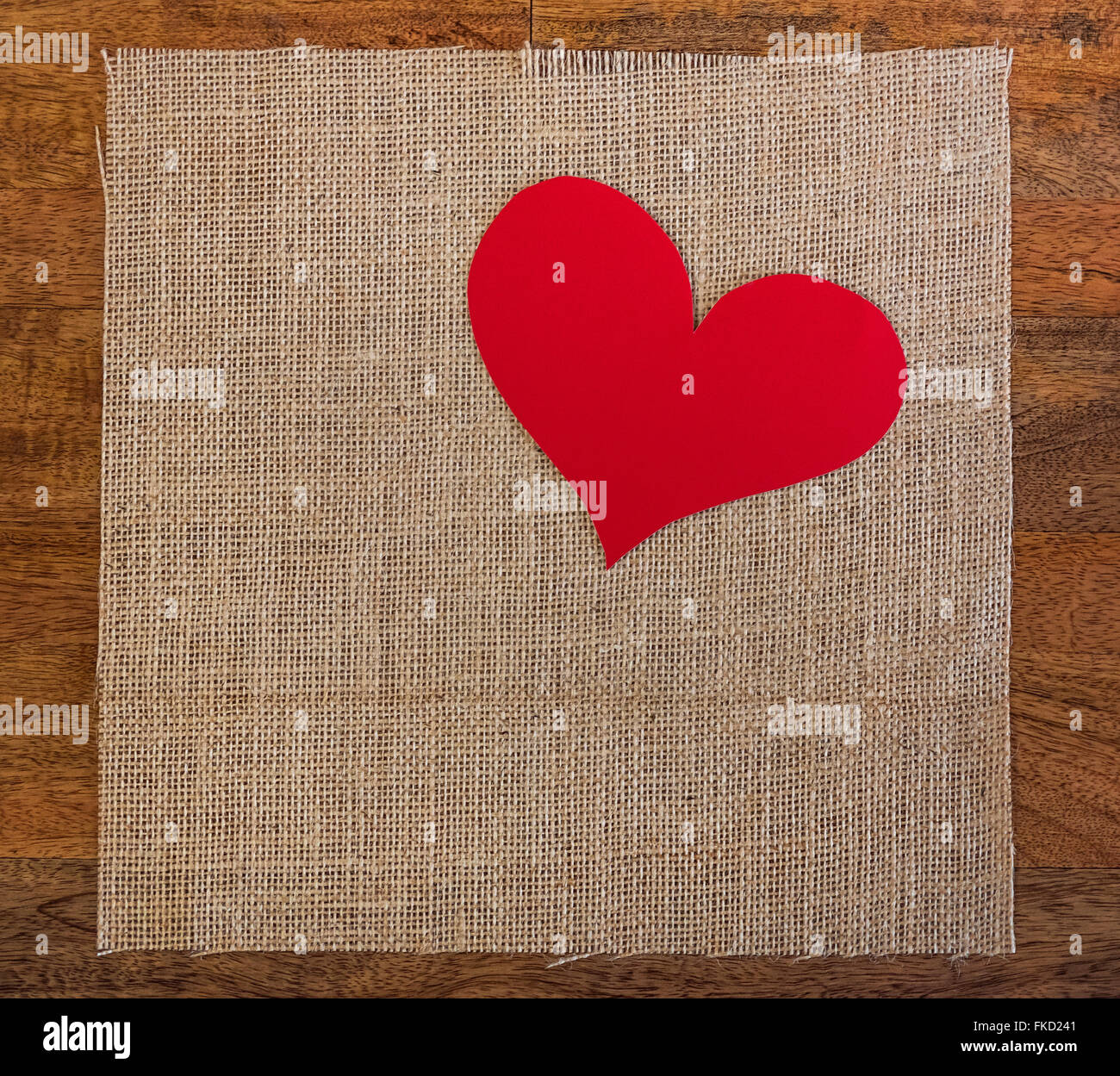 Panno di lino tessile a forma di cuore sul tavolo Foto Stock