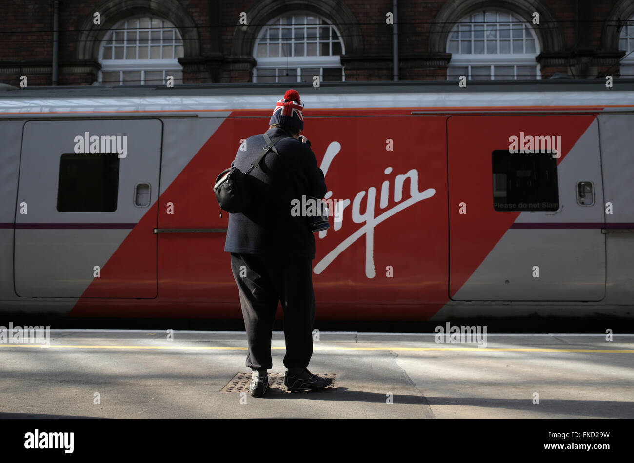 DARLINGTON, County Durham/UK - 2 Marzo 2015 - un appassionato di treno e una Vergine treno a Darlington stazione ferroviaria - Darlington Foto Stock