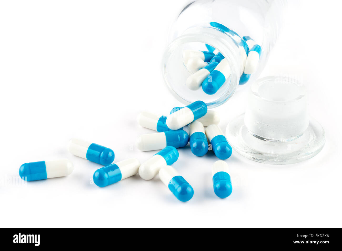 Capsule di colore blu con bottiglia trasparente, la sanità e la medicina farmaco cura Foto Stock