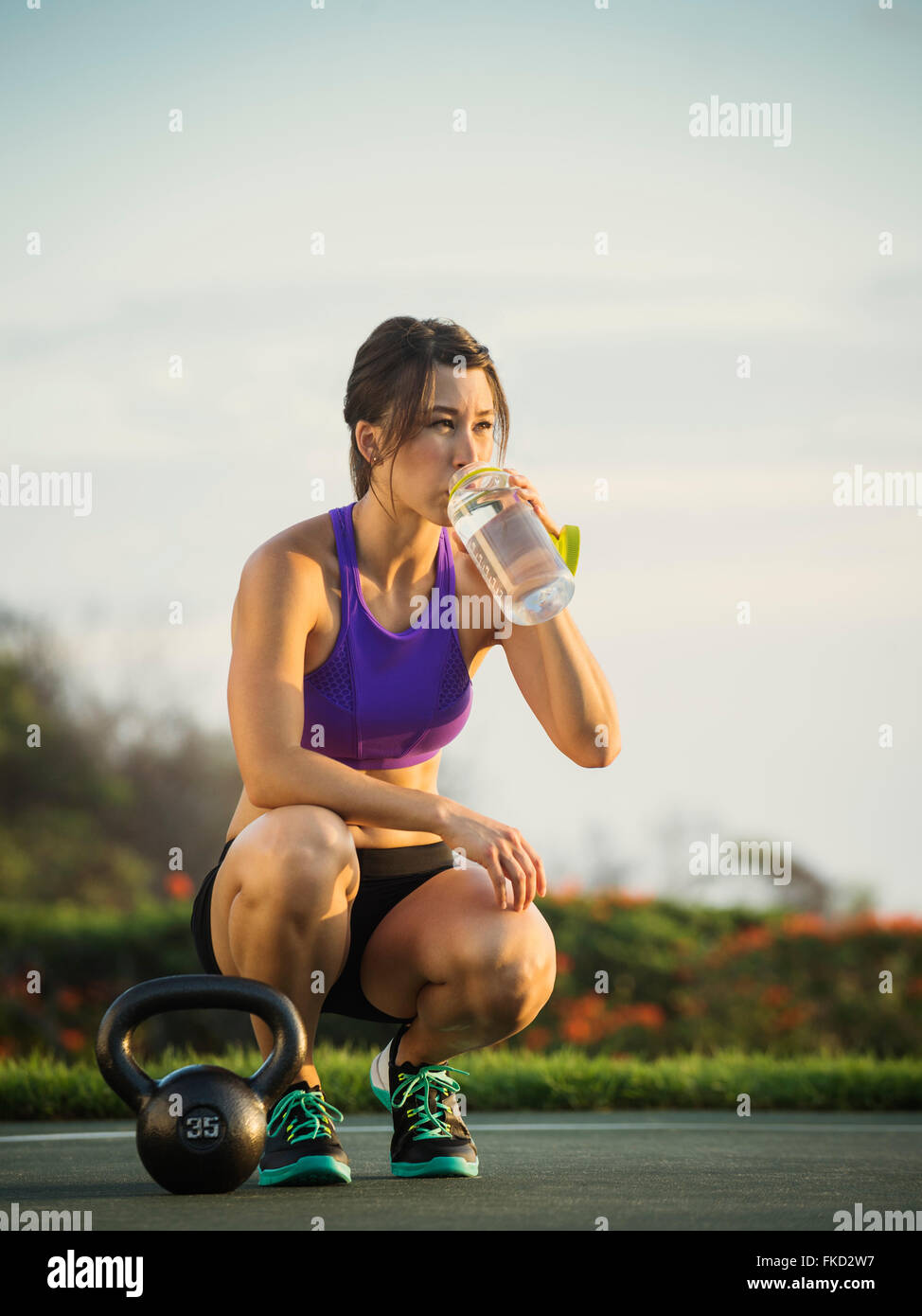 Giovane donna acqua potabile Foto Stock