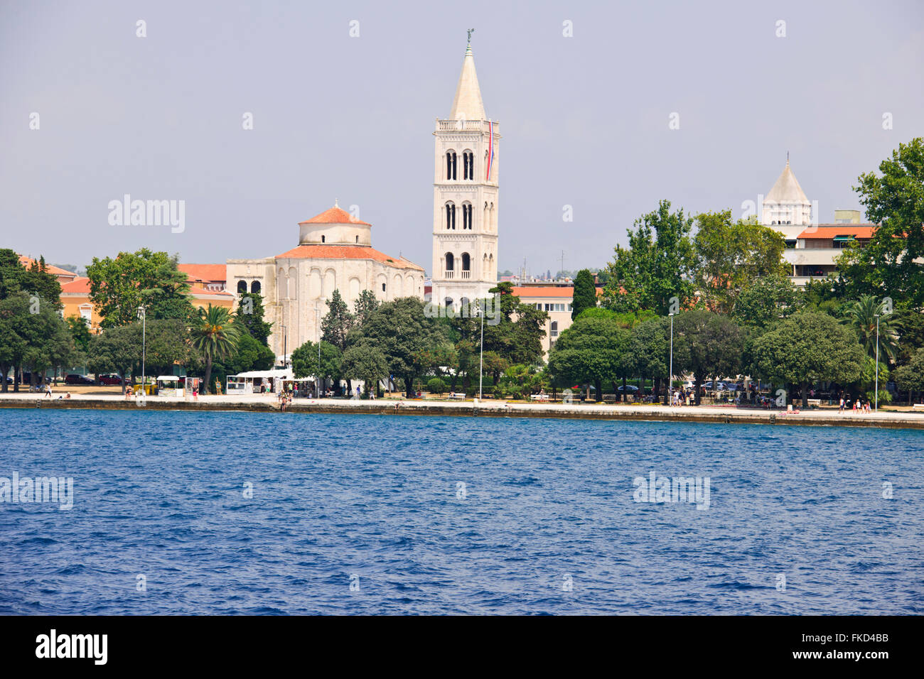 Chiesa di St Donal & Cattedrale Romanica Anastasia e il museo archeologico con campanile,Harbour Bridge,Tramonto,Zadar, Croazia Foto Stock