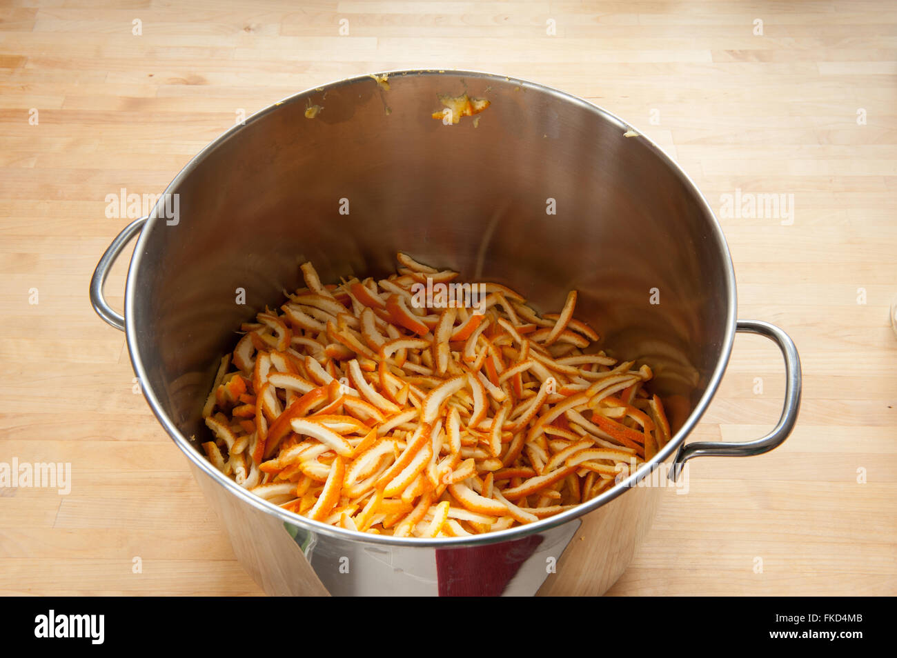 Preparazione per fare la marmellata di arance Foto Stock