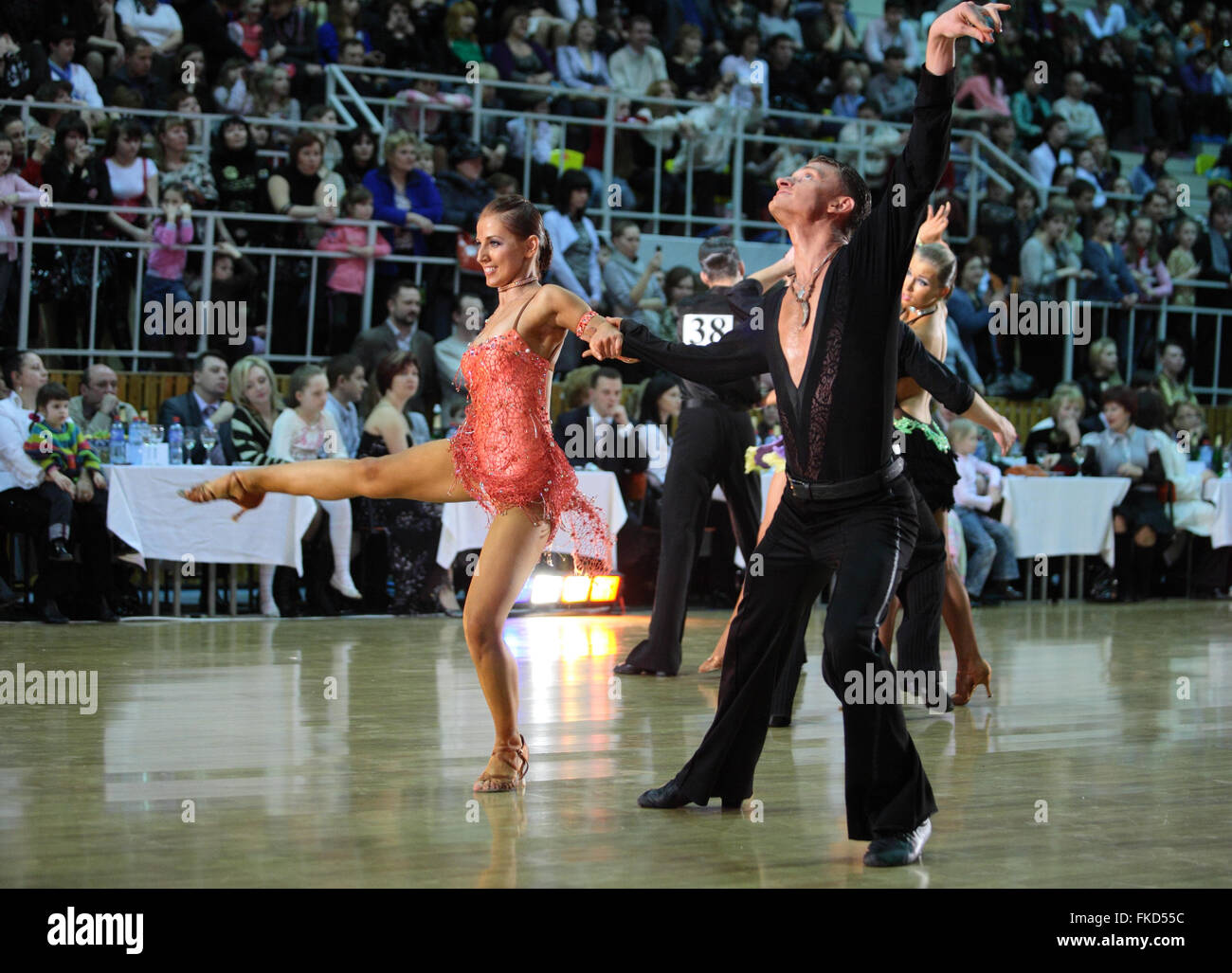 Ballerini in una sala da ballo Foto Stock