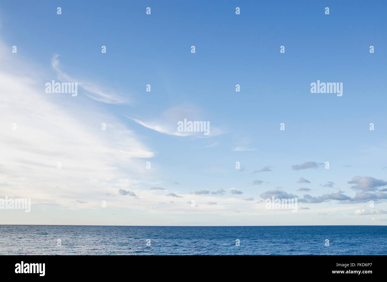 Mare con cielo molto nuvoloso Foto Stock