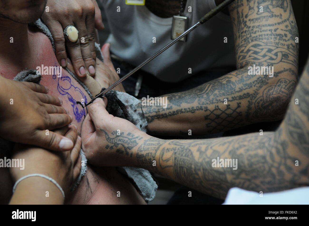 Tiger 'sak yant' tattoo in corso. Bangkok, Tailandia. Credito: Kraig Lieb Foto Stock
