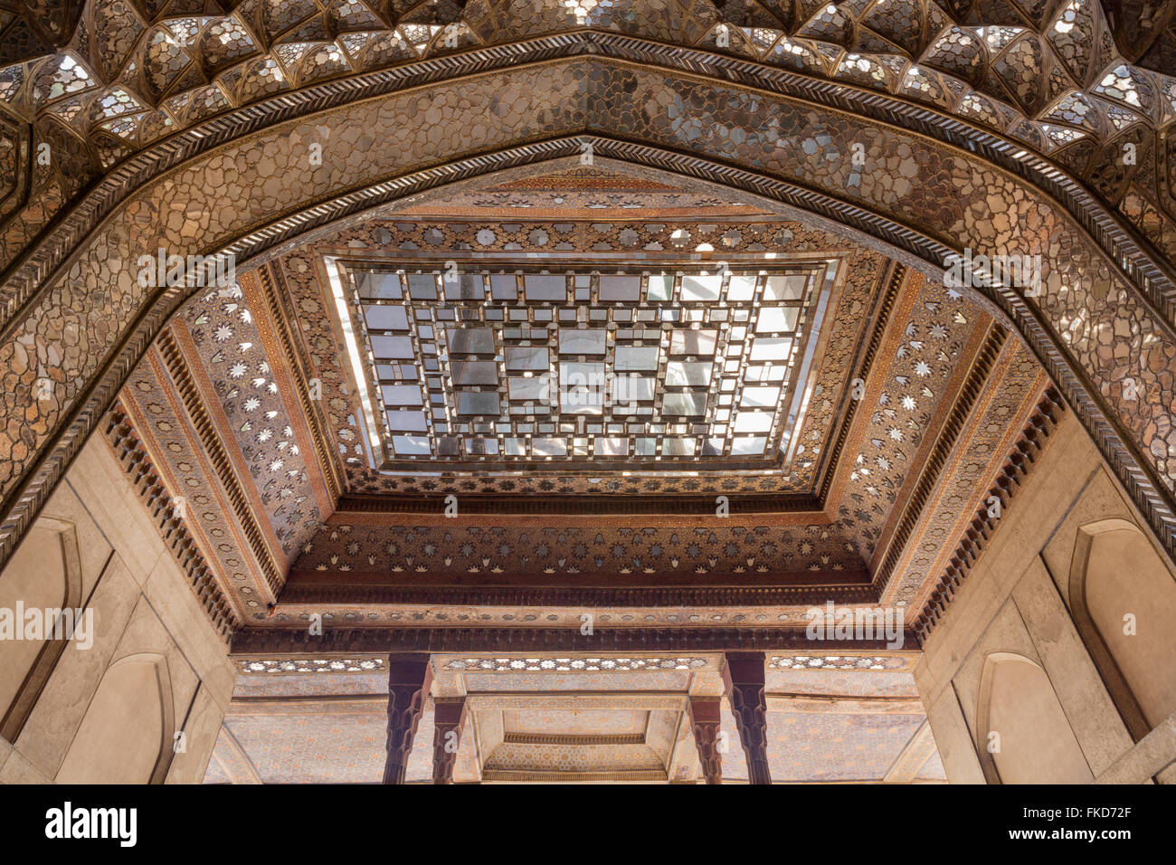 Dettaglio del tetto di talari e specchio di Safavid lavorare al XVII secolo Chehel Sotun pavilion, Isfahan, Iran Foto Stock