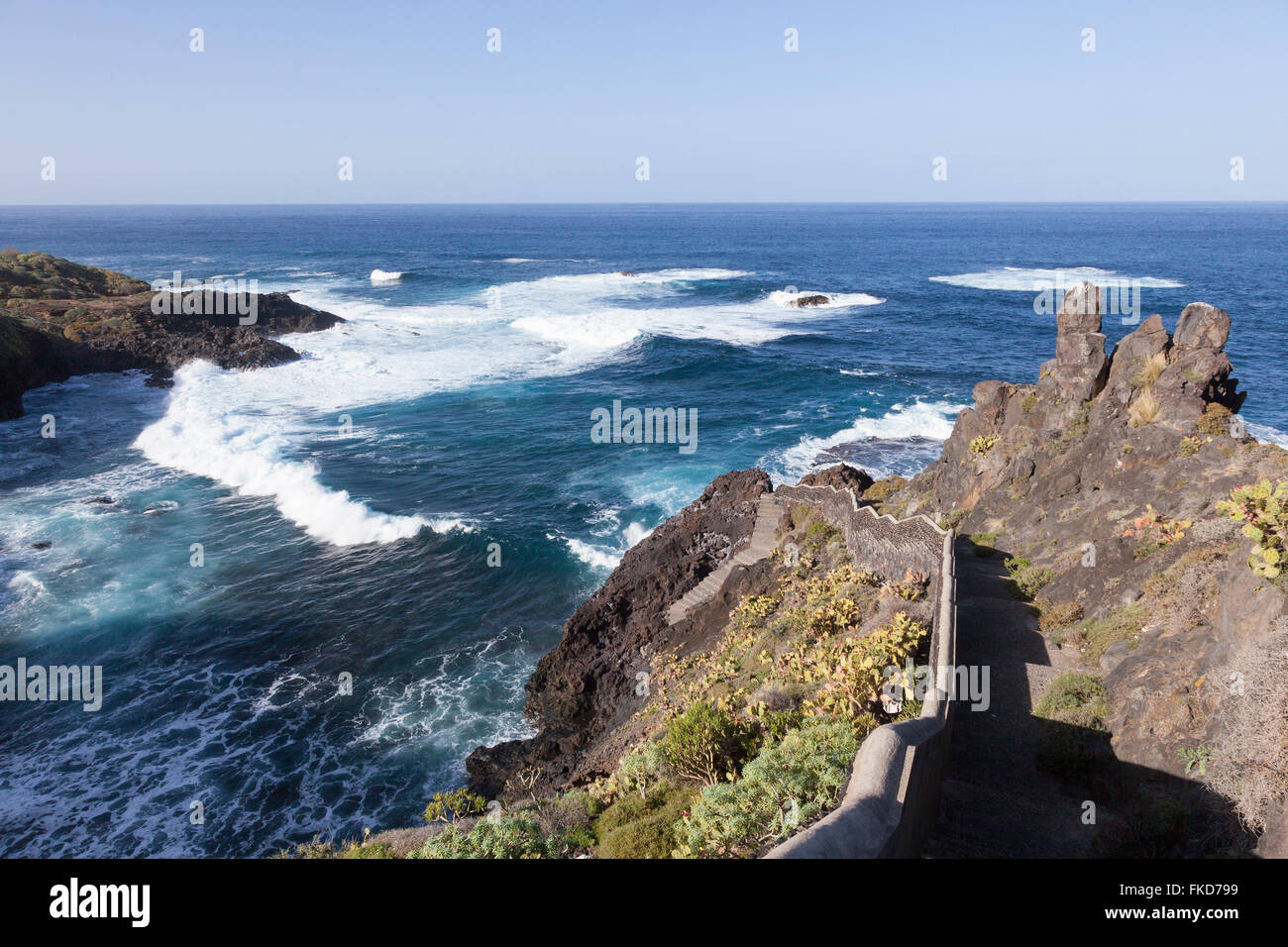 Scale su vuoto rocciosa costa nord di Tenerife vicino alla città di Garachico con vista sull Oceano Atlantico e cielo blu Foto Stock