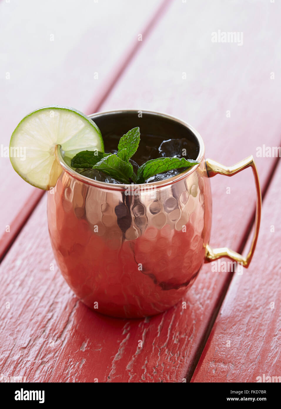 Moscow mule cocktail in argento mug Foto Stock
