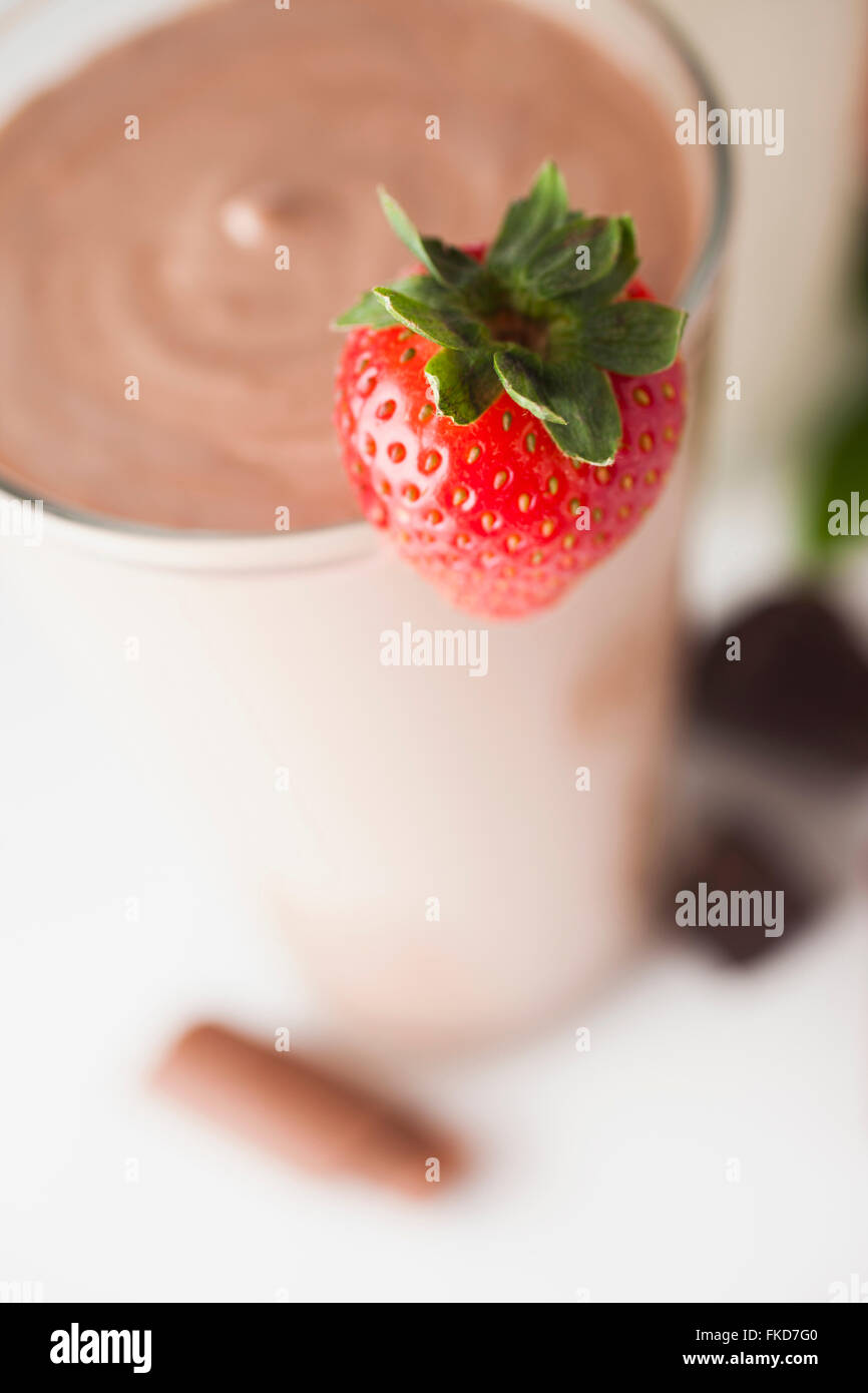 Frullato al cioccolato con fragola Foto Stock