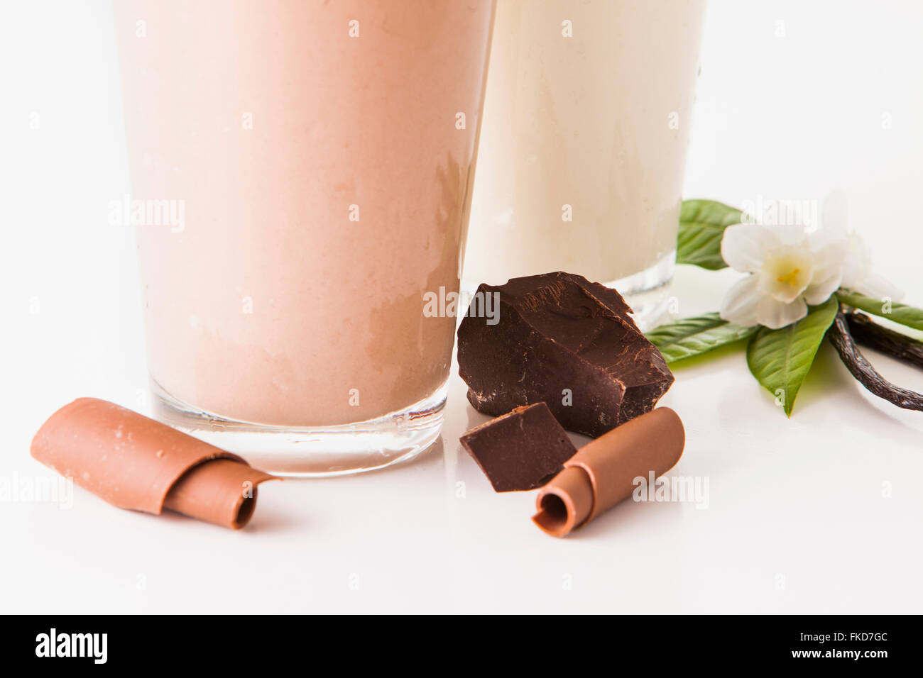 Cioccolato e vaniglia frullati decorate con pezzi di cioccolato Foto Stock