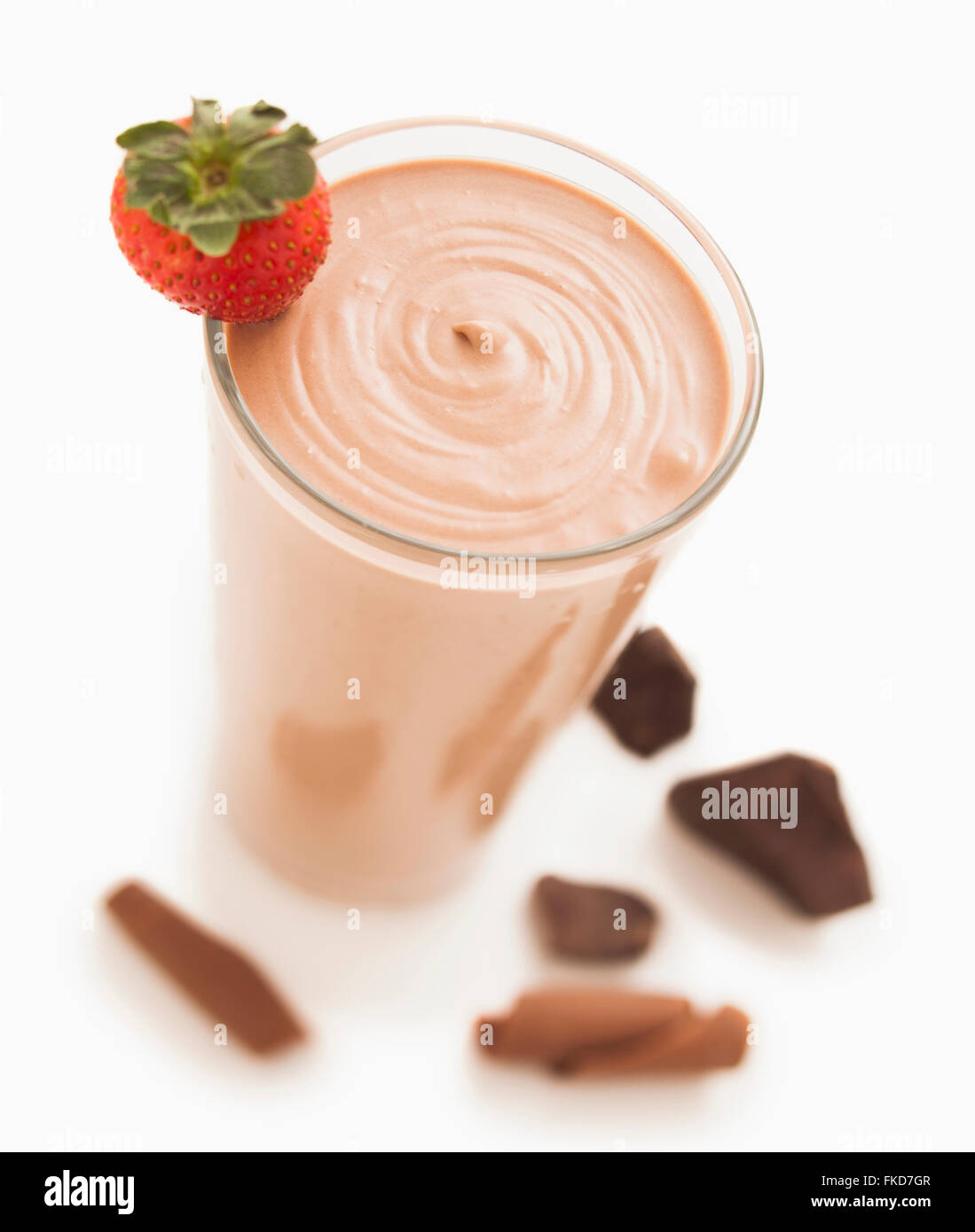 Frullato al cioccolato decorato con fragola e pezzi di cioccolato Foto Stock