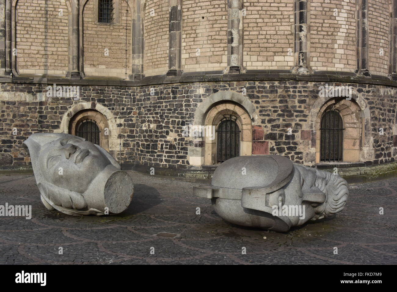 Due sculture di teste a Münster chiesa, a Bonn, Germania Foto Stock