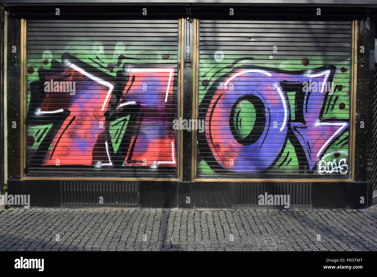 Grafite su finestre di un negozio chiuso nella città di Bonn, Germania Foto Stock