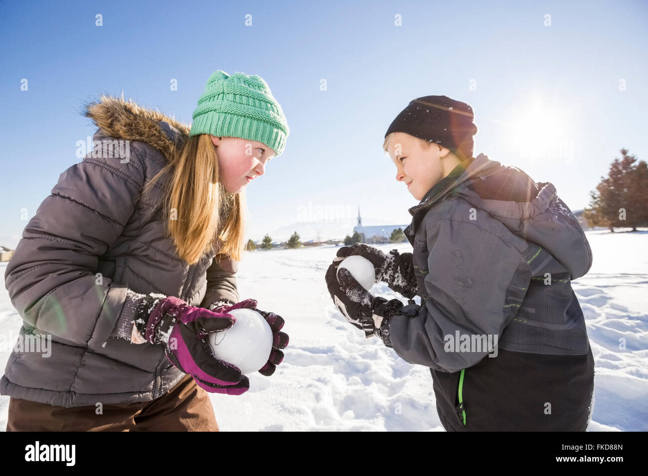 Bambini (8-9, 10-11) giocando con snowballs Foto Stock