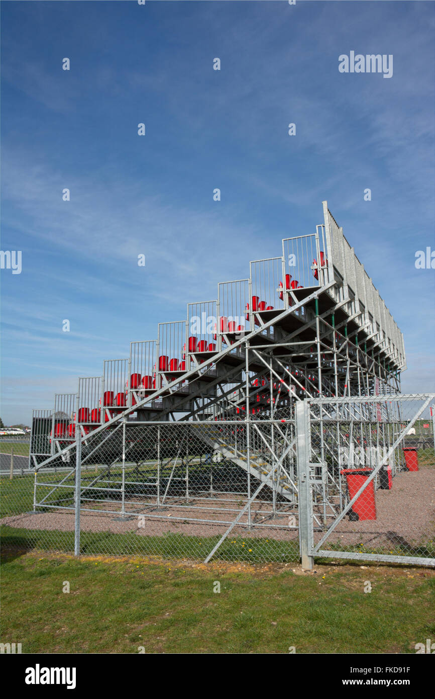 Posti a sedere stile stadio, Snetterton race track, Norfolk Foto Stock