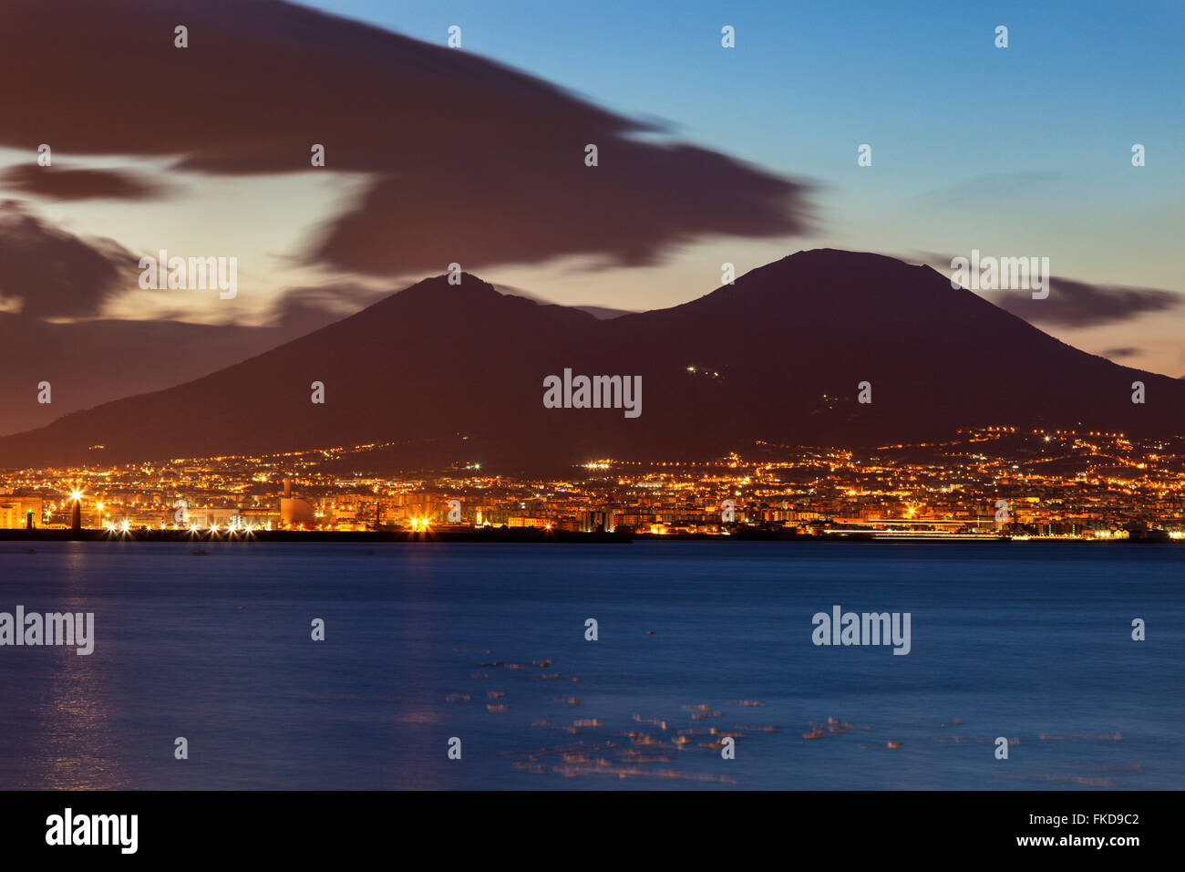 Città illuminata tra mare e Vesuvio Foto Stock