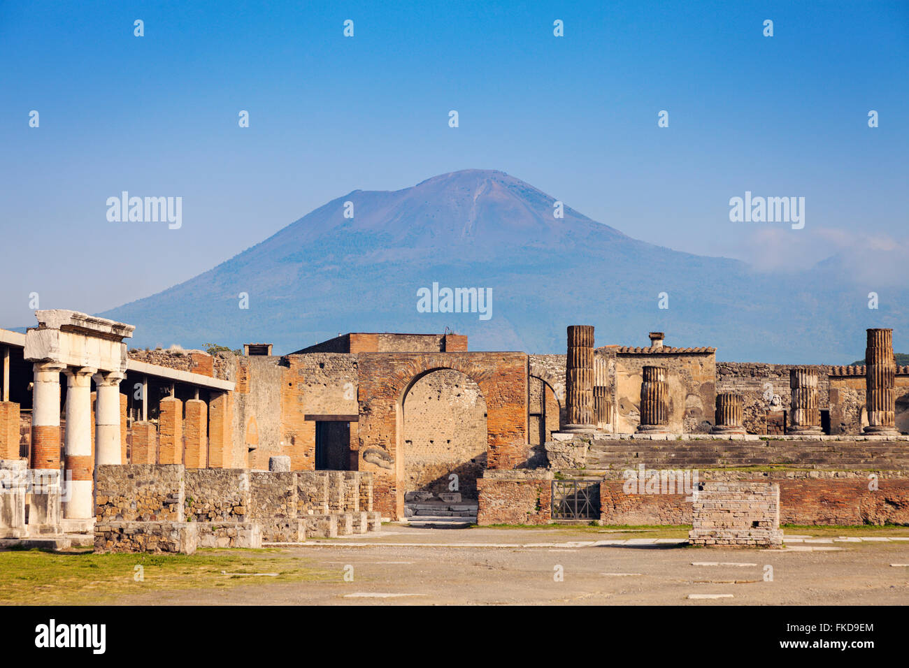 Le antiche rovine e il Vesuvio sullo sfondo Foto Stock