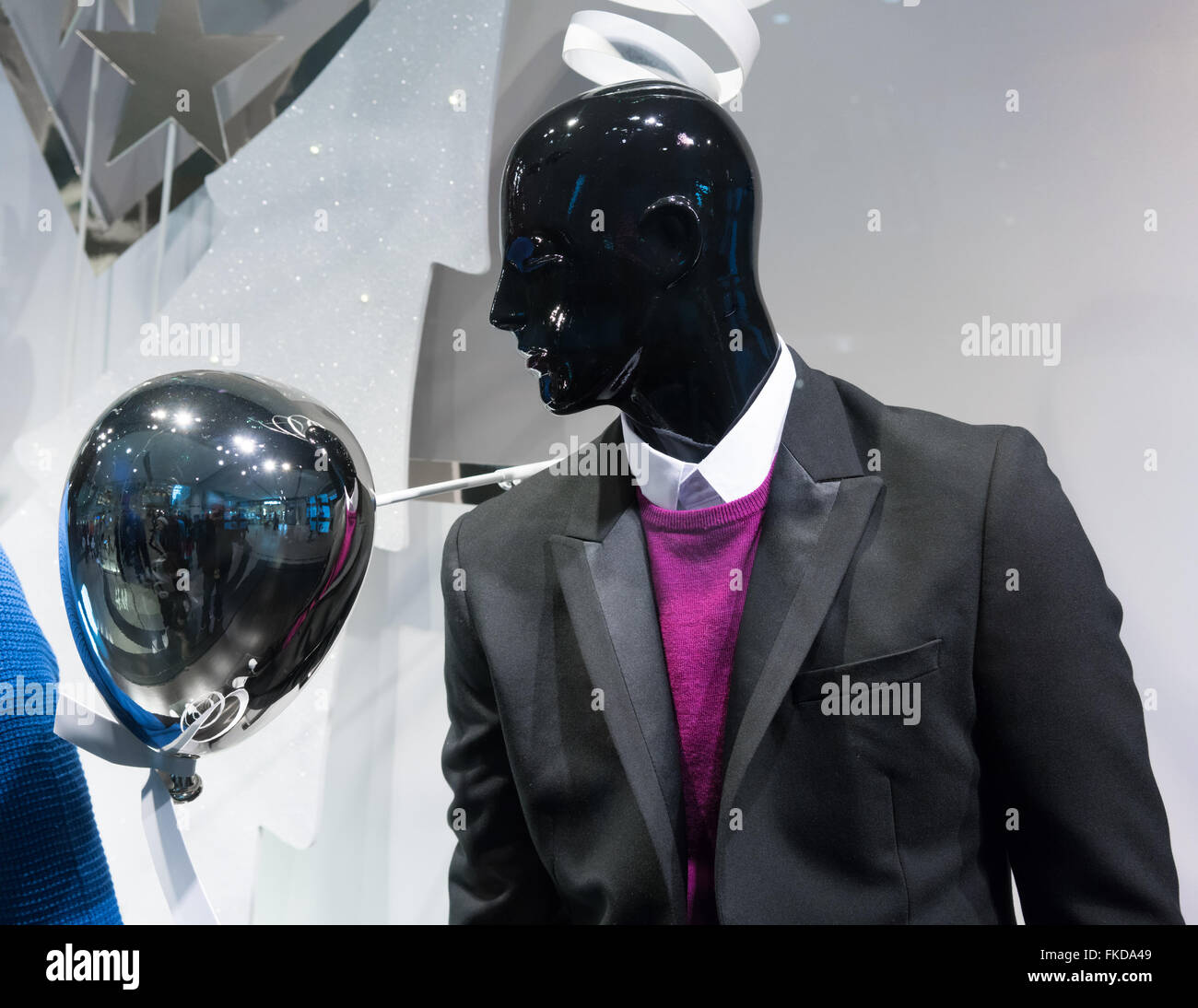 Manichini indossare tuta e un maglione in un negozio di abbigliamento Foto Stock