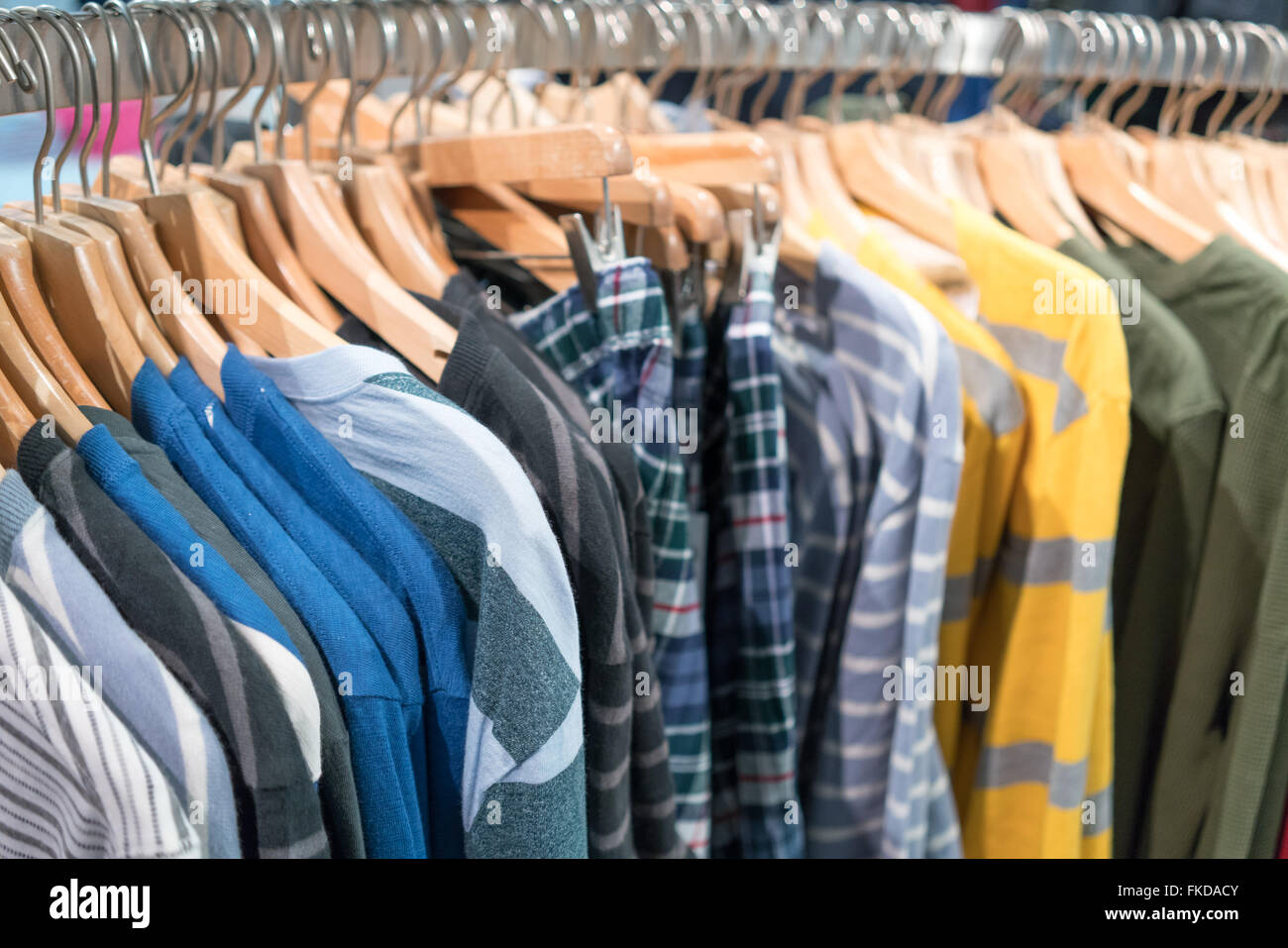 Rampa di vestiti appesi in negozio di abbigliamento Foto Stock