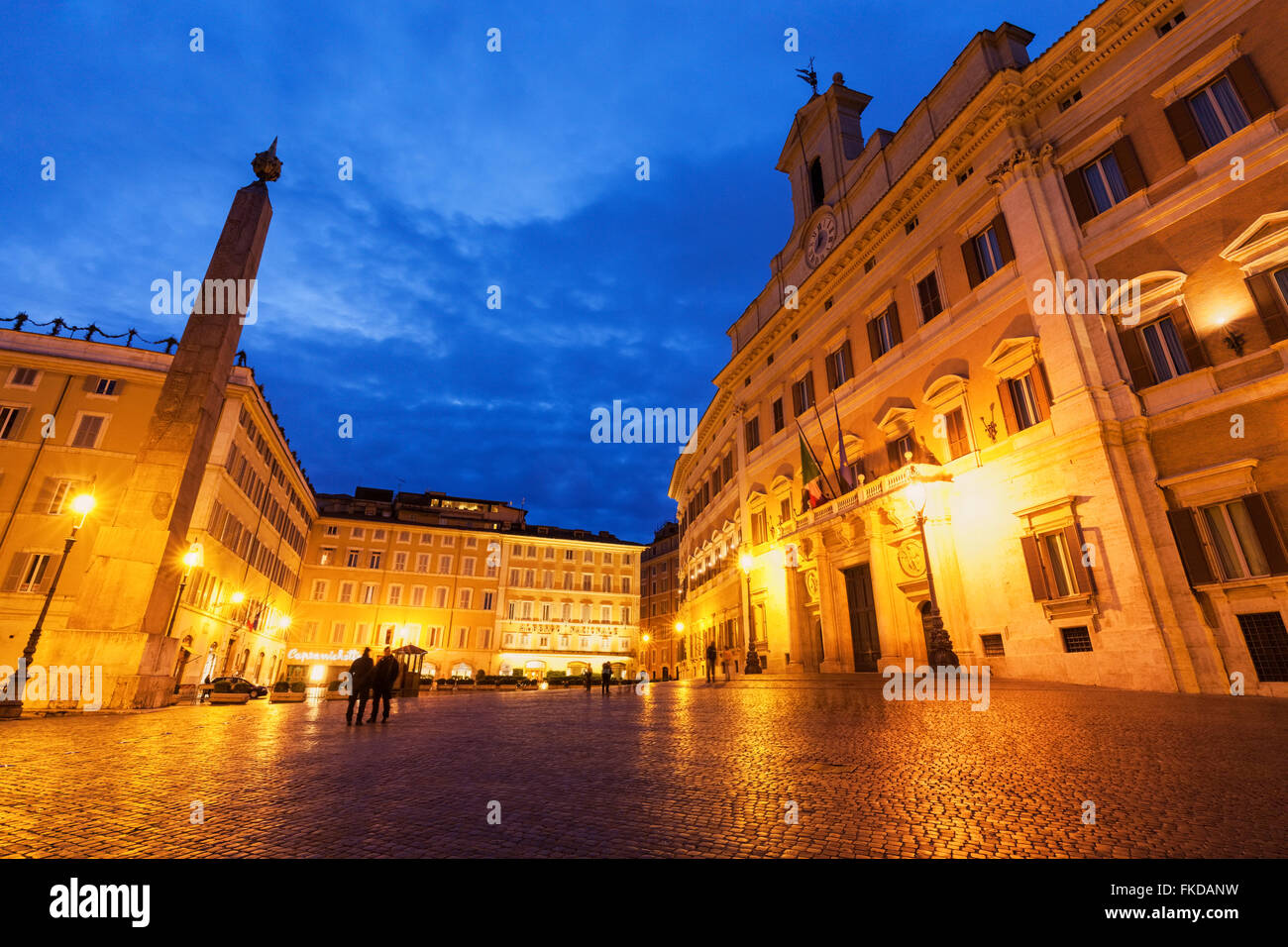 Illuminato Palazzo Montecitorio (Camera dei deputati dell'Italia) al tramonto Foto Stock