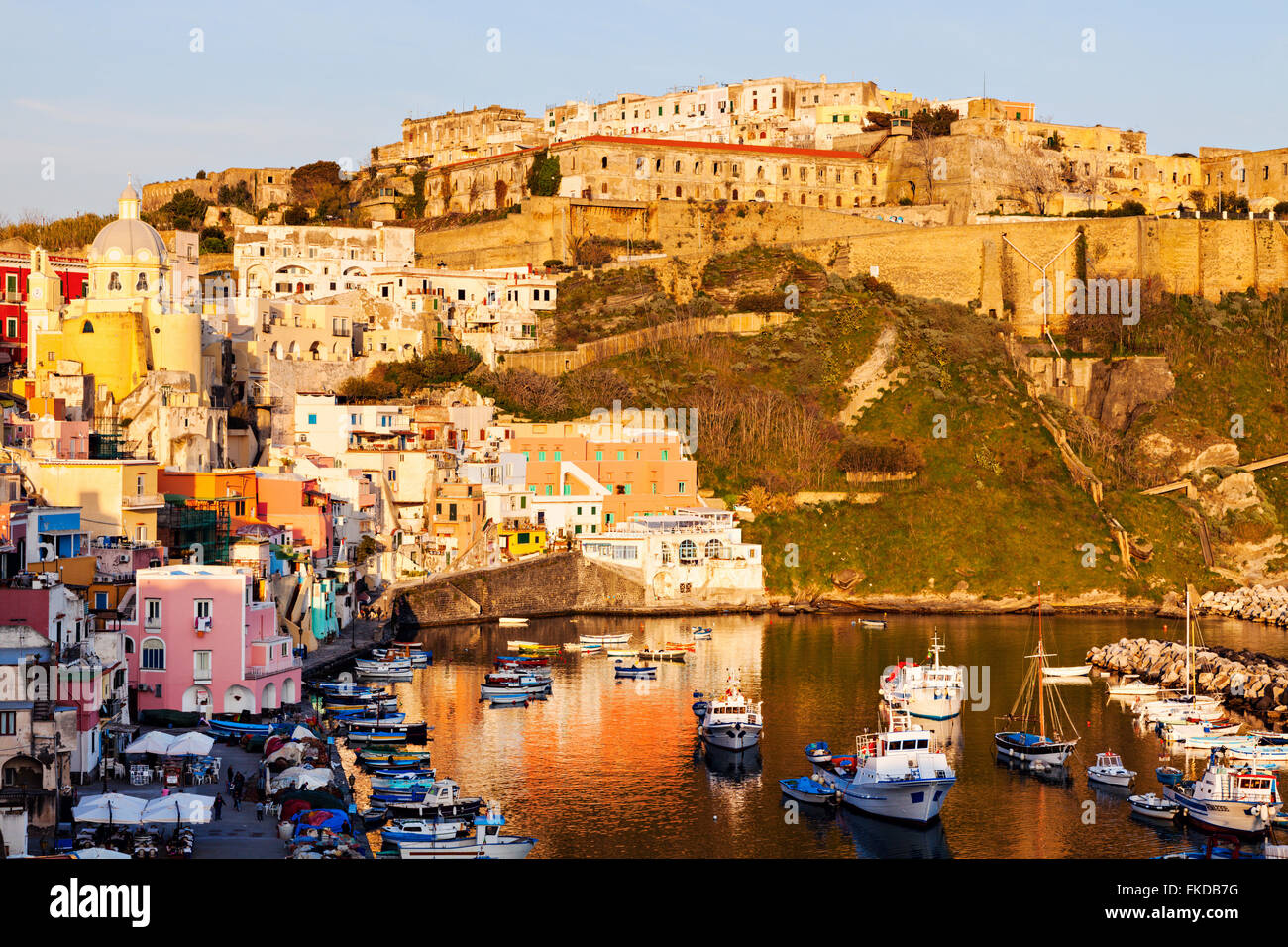 Townscape su Marina Corricella sull isola di Procida Foto Stock