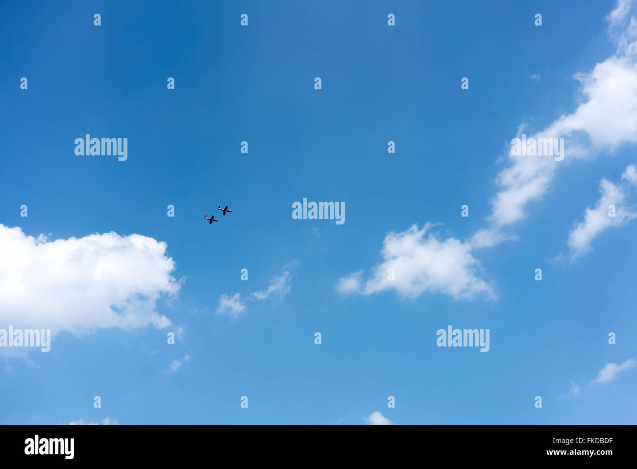 Basso angolo vista di aerei da combattimento airshow di esecuzione nel cielo Foto Stock