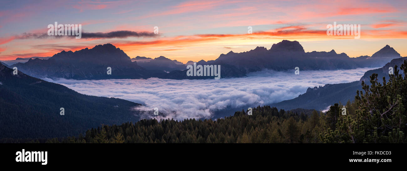 Alba sul Monte Cristallo e Cortina d'Ampezzo da Cinque Torri, montagne dolomitiche, Provincia di Belluno, Veneto, Italia Foto Stock