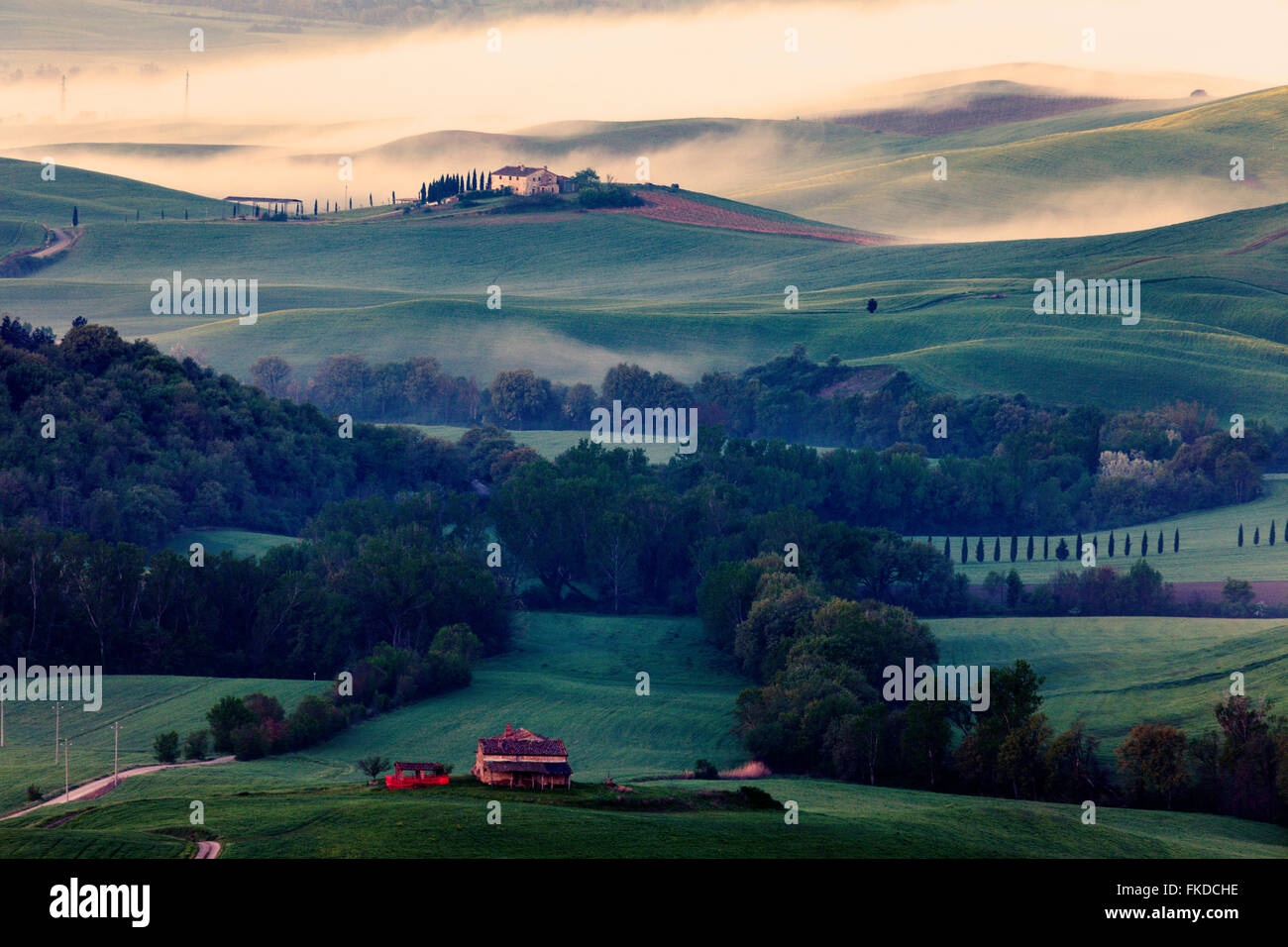 Paesaggio di rotolamento con casa colonica Foto Stock