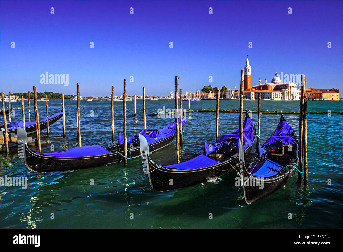 L'Italia, Venezia. Gondola sul fondo del canale e gli edifici Foto Stock