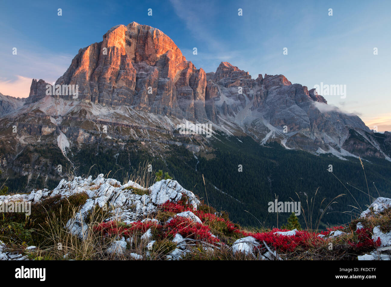 Prima luce su Tofana de Rozes da Cinque Torri, montagne dolomitiche, Provincia di Belluno, Veneto, Italia Foto Stock