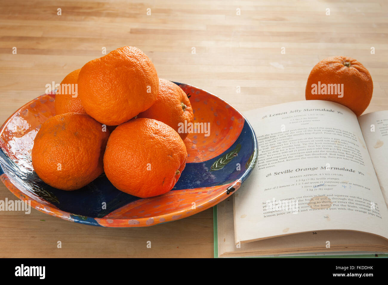 Preparazione per fare la marmellata di arance Foto Stock