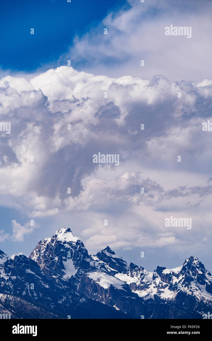 Picchi di montagna in nubi Foto Stock